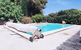 superbe gîte d'entressen dans mas en campagne avec piscine et espace de jeux extérieurs pour les enfants et terrain de pétanque