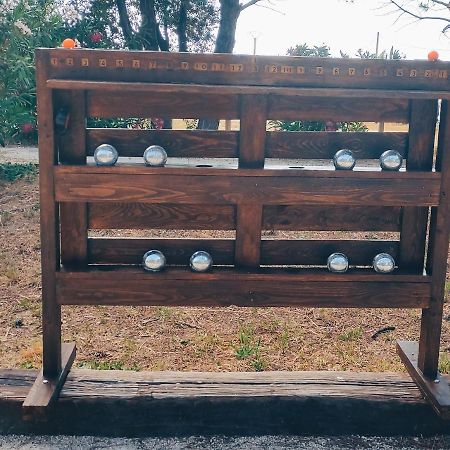 superbe gîte d'entressen dans mas en campagne avec piscine et espace de jeux extérieurs pour les enfants et terrain de pétanque Extérieur photo