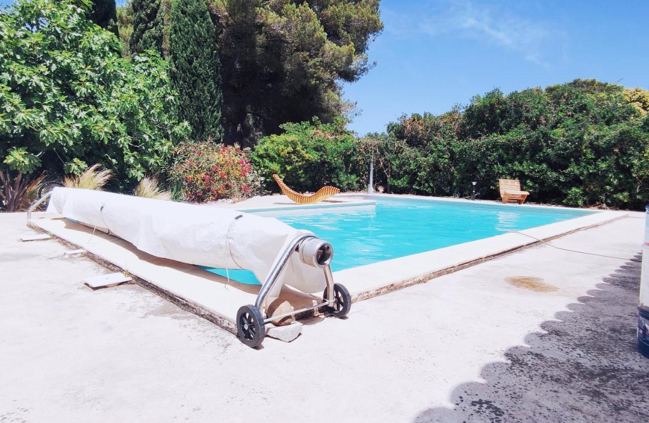 superbe gîte d'entressen dans mas en campagne avec piscine et espace de jeux extérieurs pour les enfants et terrain de pétanque Extérieur photo