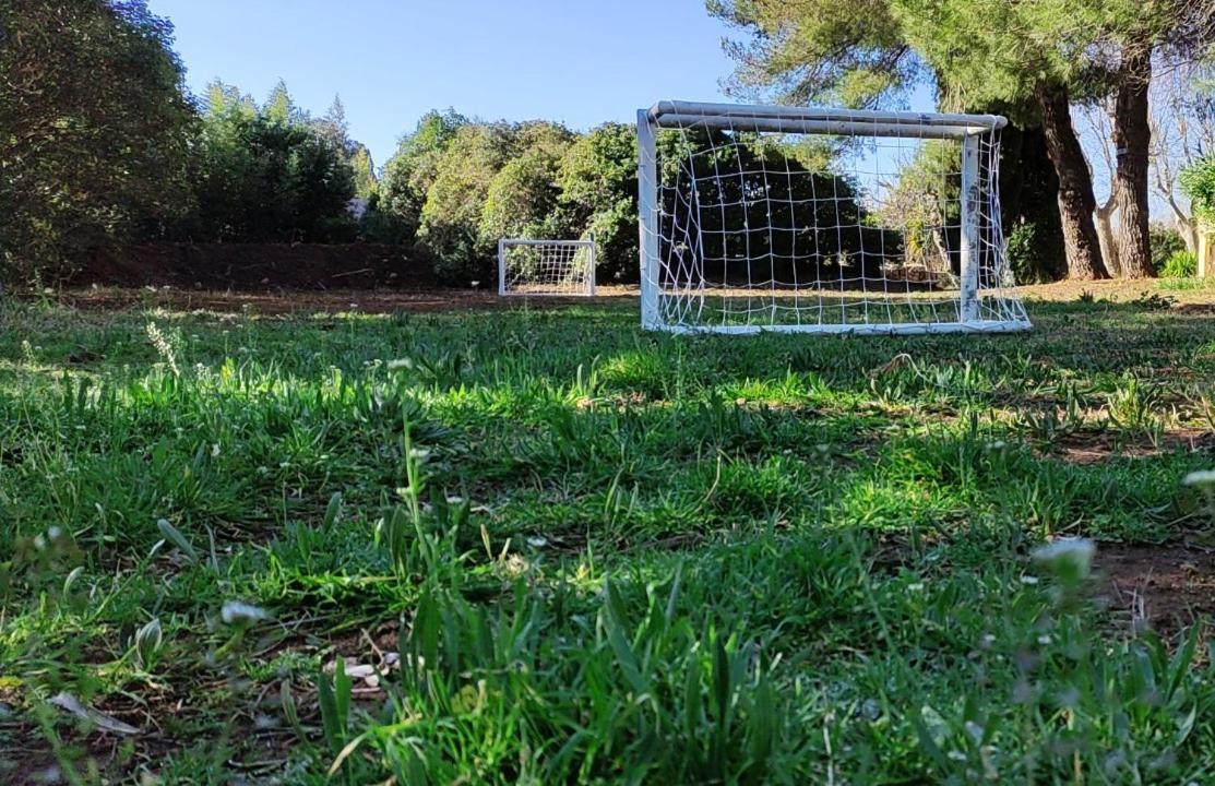 superbe gîte d'entressen dans mas en campagne avec piscine et espace de jeux extérieurs pour les enfants et terrain de pétanque Extérieur photo
