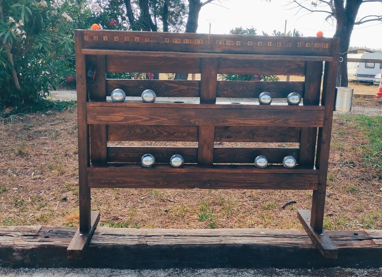 superbe gîte d'entressen dans mas en campagne avec piscine et espace de jeux extérieurs pour les enfants et terrain de pétanque Extérieur photo