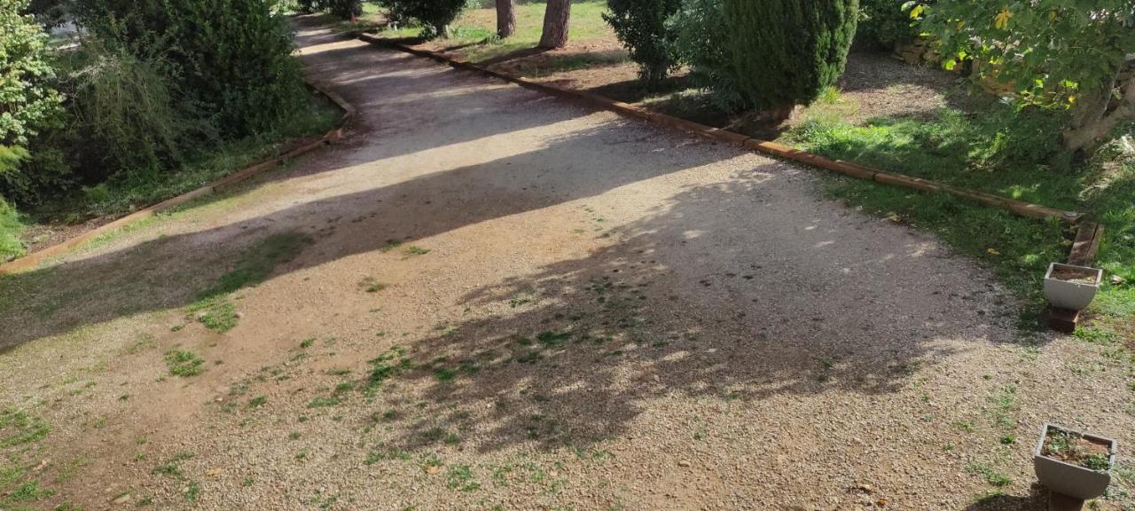 superbe gîte d'entressen dans mas en campagne avec piscine et espace de jeux extérieurs pour les enfants et terrain de pétanque Extérieur photo