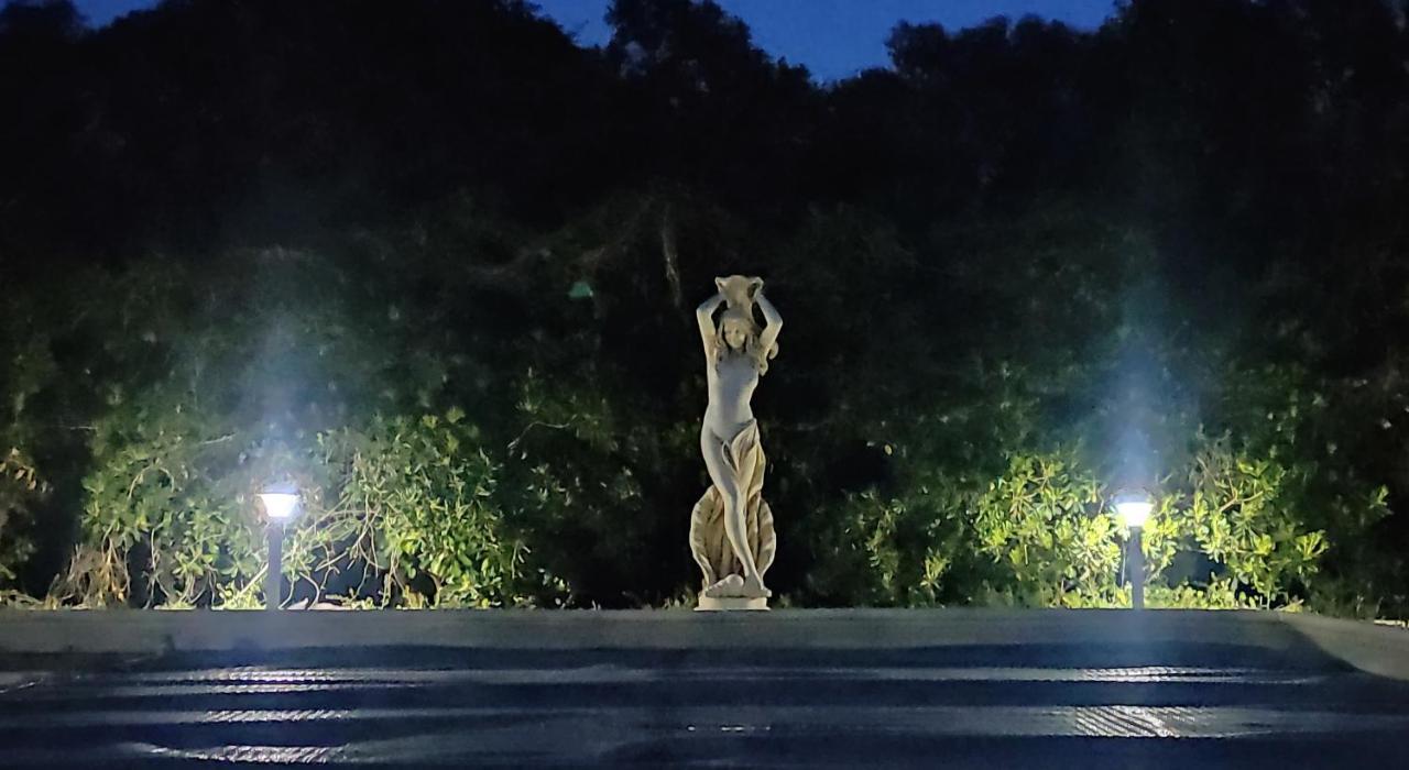 superbe gîte d'entressen dans mas en campagne avec piscine et espace de jeux extérieurs pour les enfants et terrain de pétanque Extérieur photo