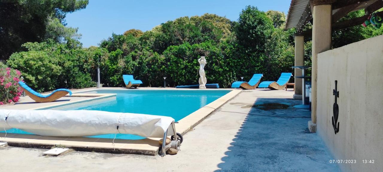 superbe gîte d'entressen dans mas en campagne avec piscine et espace de jeux extérieurs pour les enfants et terrain de pétanque Extérieur photo