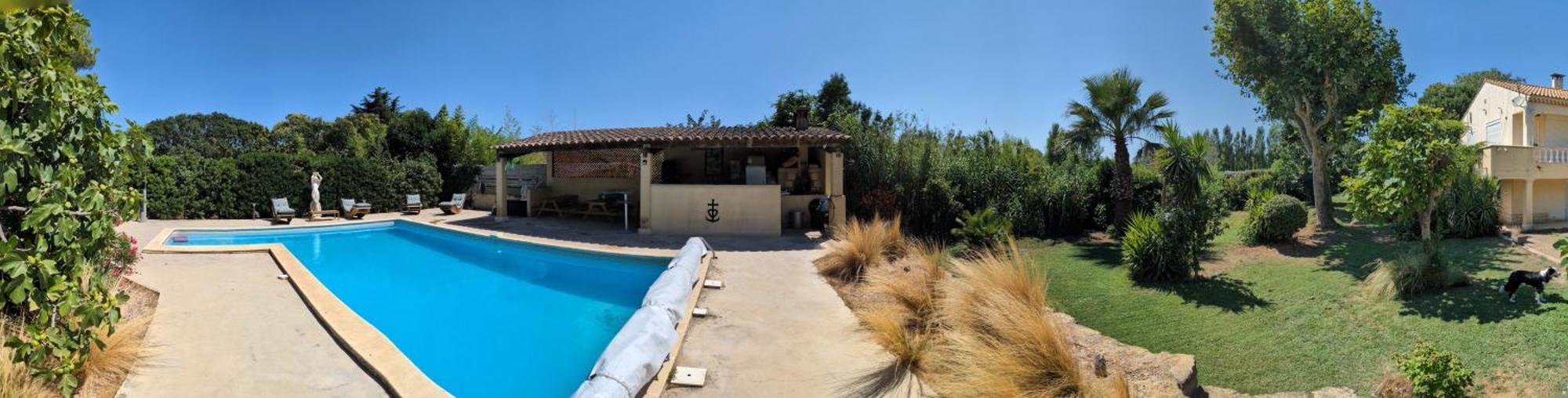 superbe gîte d'entressen dans mas en campagne avec piscine et espace de jeux extérieurs pour les enfants et terrain de pétanque Chambre photo